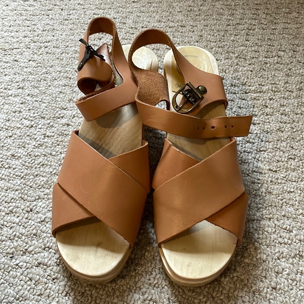 No. 6 Coco criss cross front heeled clogs in Caramel. Size 40.